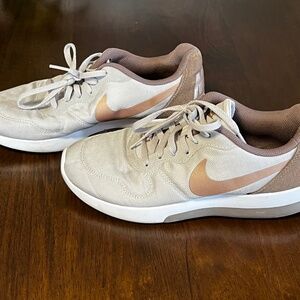 Nike MD Runner Size 8 Silver/Brown/Gold